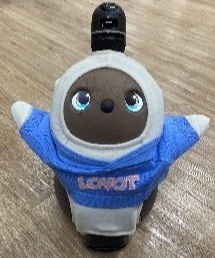 写真(青い服のLOVOT)