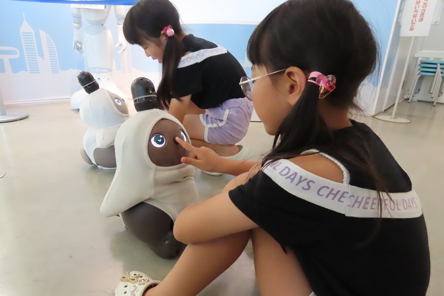 写真(女の子とLOVOT)