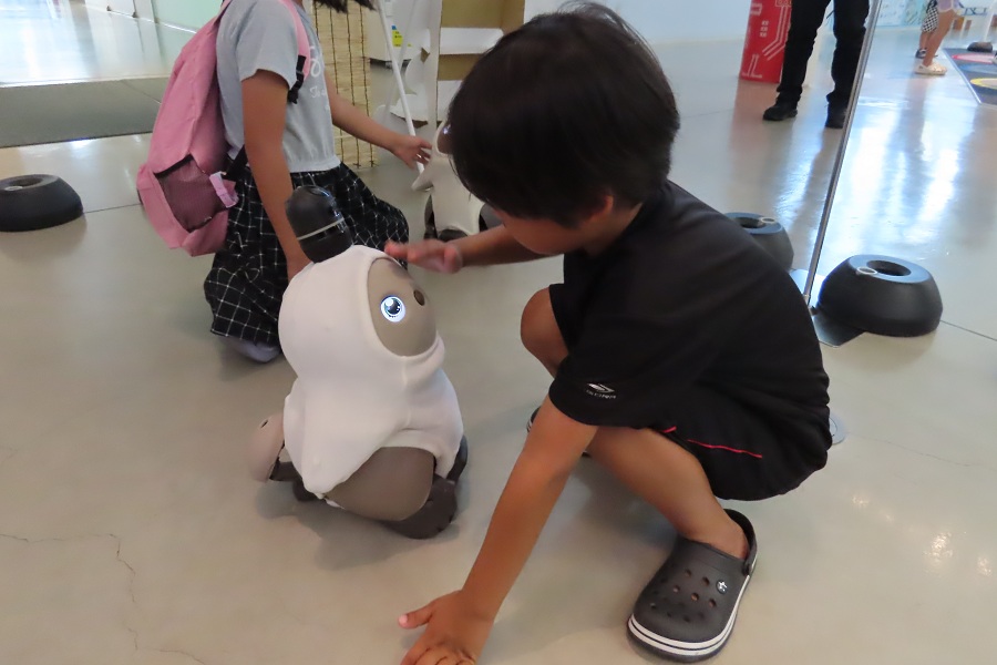 写真(男の子とLOVOT)